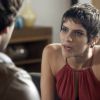 Letícia (Isabella Santoni) confronta Tiago (Humberto Carrão) ao saber que ele chamou Marina (Alice Wegmann) para tomar um chope, na novela 'A Lei do Amor', em fevereiro de 2017