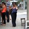 Cleo Pires caminha em direção a uma clínica de estética em Ipanema, na zona sul do Rio
