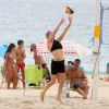 Fernanda Lima exibe corpo sequinho ao jogar vôlei no Rio