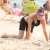 Fernanda Lima leva tombo e mostra boa forma ao jogar vôlei na praia. Fotos foram feitas nesta sexta-feira, 20 de janeiro de 2017