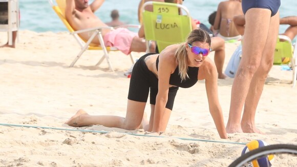 Fernanda Lima leva tombo e mostra boa forma ao jogar vôlei na praia. Fotos!