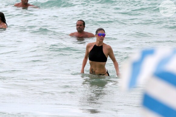 Depois de jogar vôlei, Fernanda Lima se refresca no mar
