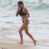 Fernanda Lima exibe boa forma ao jogar vôlei e mergulhar no mar. Fotos foram feitas nesta sexta-feira, 20 de janeiro de 2017
