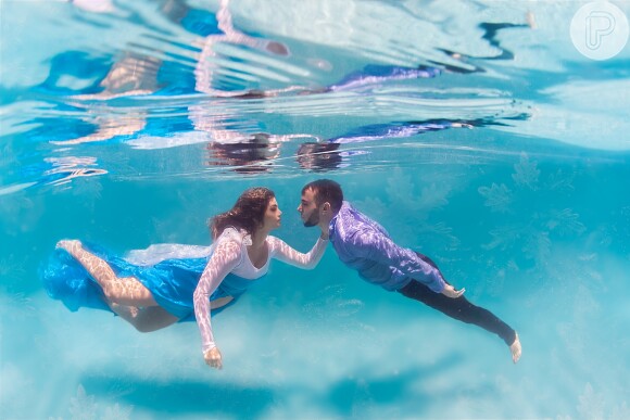 Kelly Key e o marido, Mico Freitas, protagonizaram ensaio embaixo d'agua