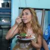 Sabrina Sato deixou a dieta de lado durante a feijoada da Vila Isabel, no Rio
