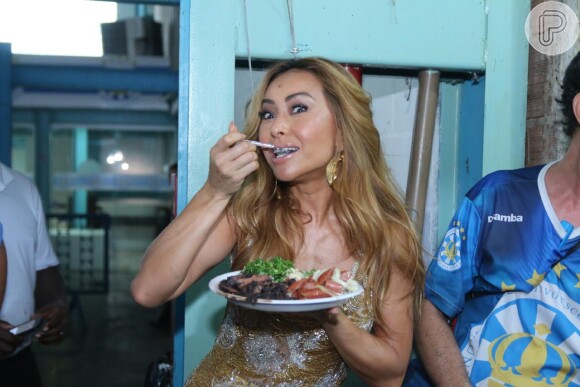 Sabrina Sato deixou a dieta de lado durante a feijoada da Vila Isabel, no Rio