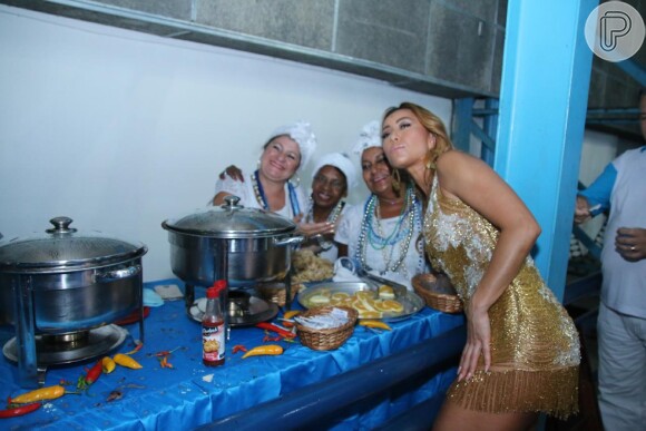 Sabrina Sato posa com cozinheiras da Vila Isabel