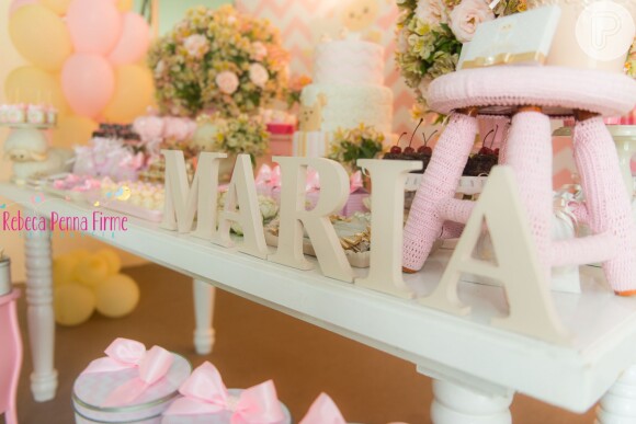 Felipe Simas e Mariana Uhlmann receberam convidados no chá de bebê