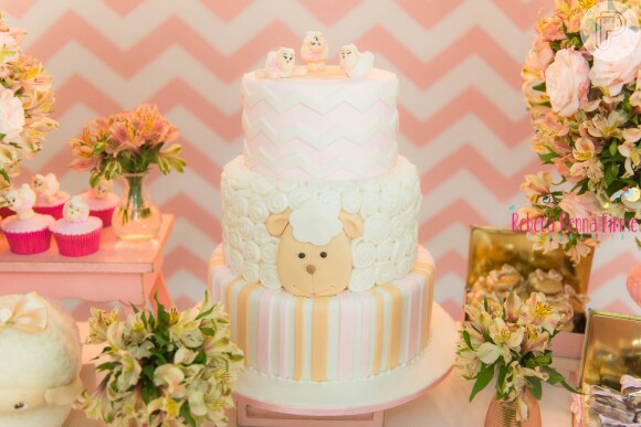 Felipe Simas e Mariana Uhlmann receberam convidados no chá de bebê