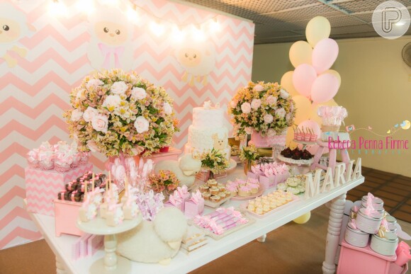 Felipe Simas e Mariana Uhlmann receberam convidados no chá de bebê