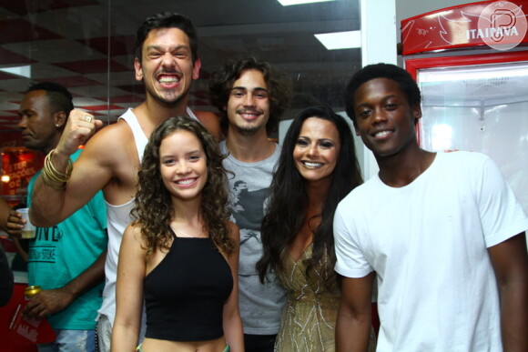 Viviane Araújo e atores da novela 'Rock Story' foram ao ensaio do Salgueiro na noite deste sábado, 21 de janeiro de 2017