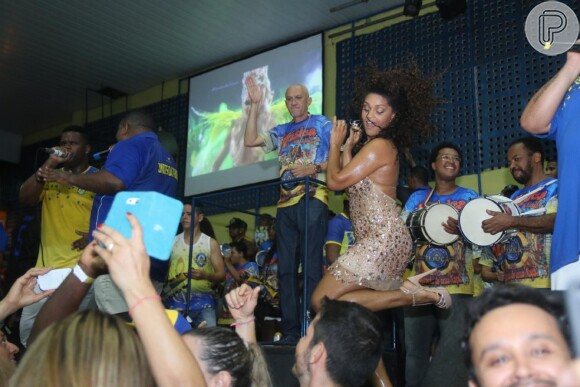 Juliana Alves se jogou no samba ao prestigiar ensaio da Unidos da Tijuca para o carnaval