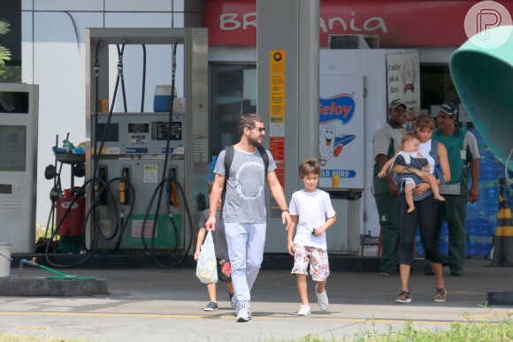 Sophie Charlotte, Daniel de Oliveira e os filhos - do casal e só dele - foram fotografados na saída de um posto de gasolina, na Zona Oeste do Rio