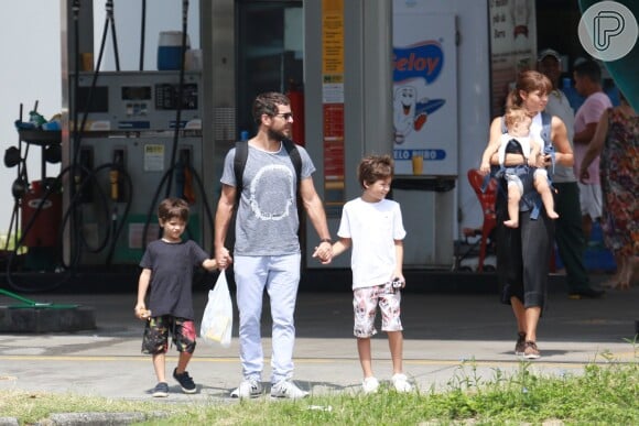 Sophie Charlotte passeou com o marido, Daniel de Oliveira, o fiho do casal, Otto, e os herdeiros dele, Raul e Moisés