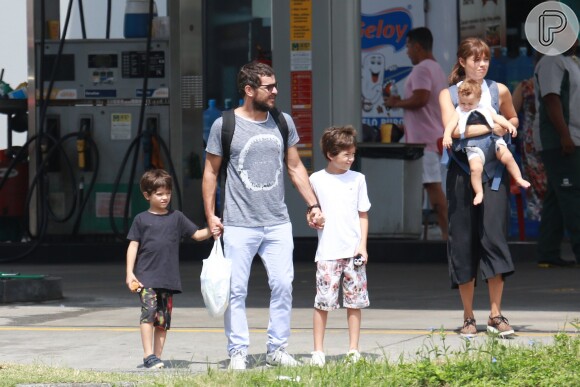 Sophie Charlotte passeou com o marido, Daniel de Oliveira, o fiho do casal, Otto, e os herdeiros dele, Raul e Moisés