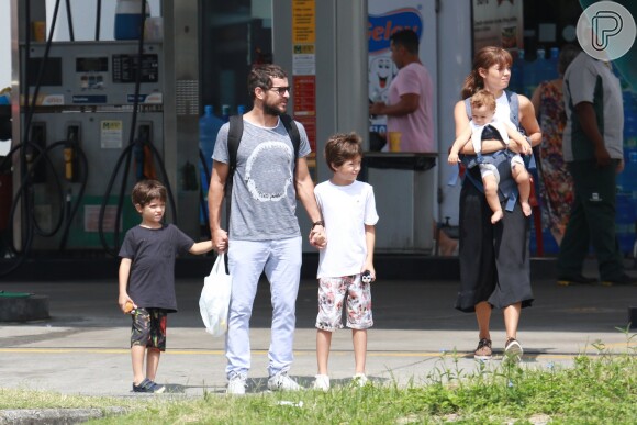 Sophie Charlotte passeou com o marido, Daniel de Oliveira, o fiho do casal, Otto, e os herdeiros dele, Raul e Moisés