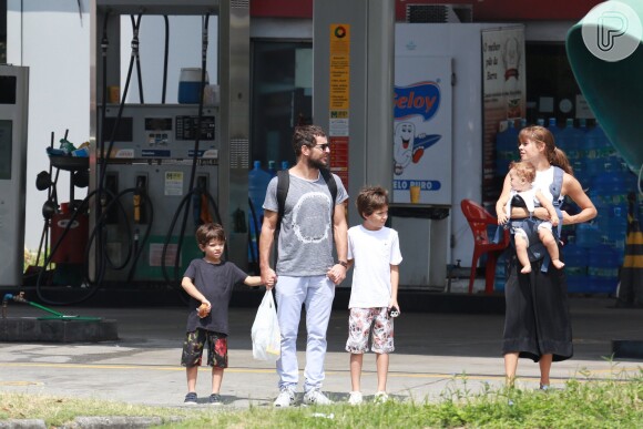 Sophie Charlotte passeou com o marido, Daniel de Oliveira, o fiho do casal, Otto, e os herdeiros dele, Raul e Moisés