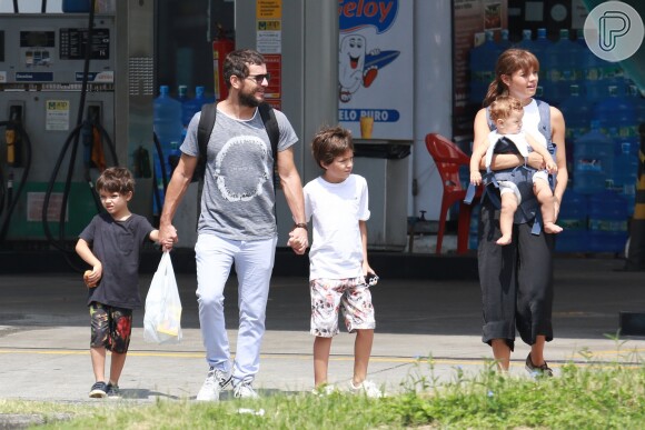 Sophie Charlotte passeou com o marido, Daniel de Oliveira, o fiho do casal, Otto, e os herdeiros dele, Raul e Moisés