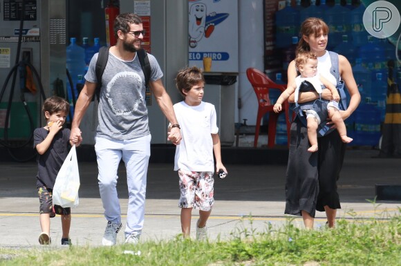 Sophie Charlotte passeou com o marido, Daniel de Oliveira, o fiho do casal, Otto, e os herdeiros dele, Raul e Moisés