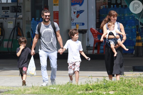 Sophie Charlotte passeou com o marido, Daniel de Oliveira, o fiho do casal, Otto, e os herdeiros dele, Raul e Moisés