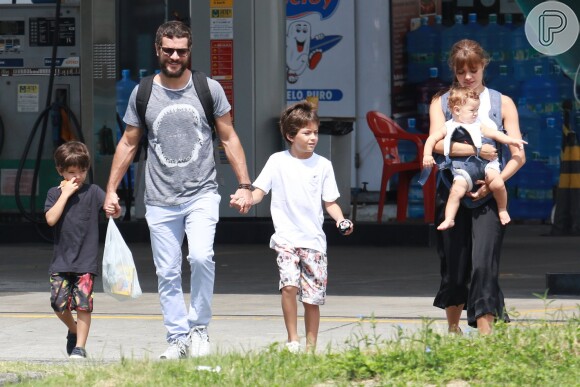 Sophie Charlotte passeou com o marido, Daniel de Oliveira, o fiho do casal, Otto, e os herdeiros dele, Raul e Moisés