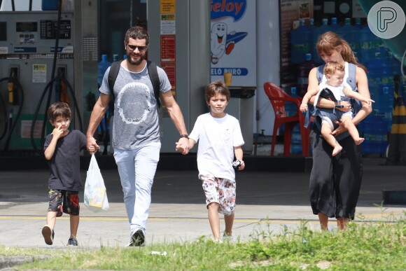 Sophie Charlotte passeou com o marido, Daniel de Oliveira, o fiho do casal, Otto, e os herdeiros dele, Raul e Moisés