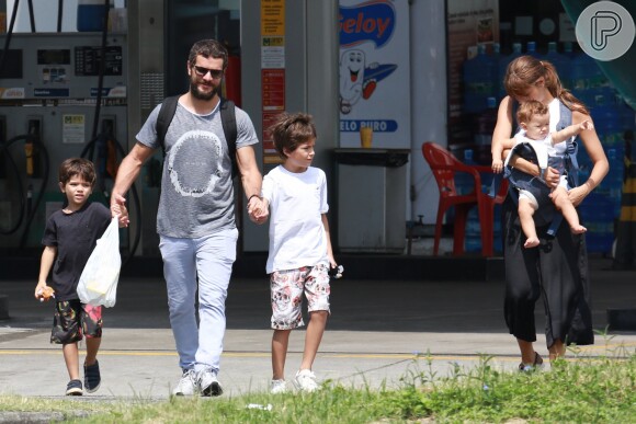 Sophie Charlotte passeou com o marido, Daniel de Oliveira, o fiho do casal, Otto, e os herdeiros dele, Raul e Moisés