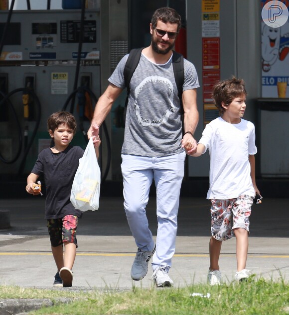 Daniel de Oliveira passeou com os filhos mais velhos, Raul e Moisés
