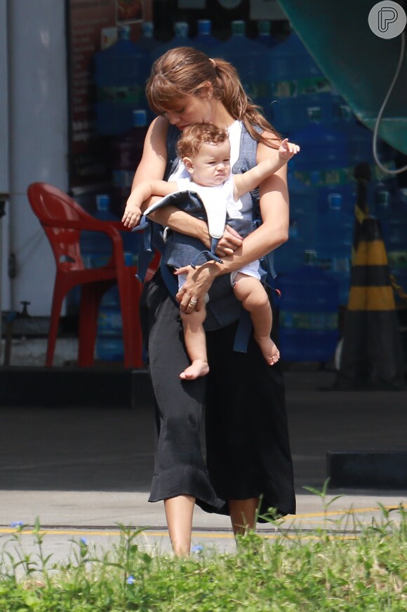 Sophie Charlotte exibiu novo visual em passeio com a família, neste domingo, 22 de janeiro de 2017