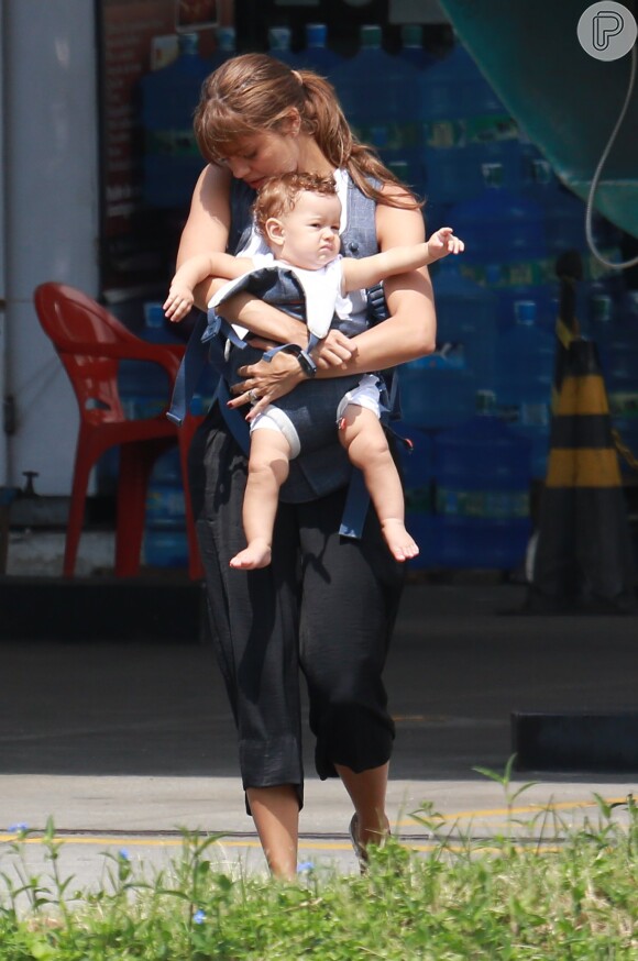 Sophie Charlotte exibiu novo visual em passeio com a família, neste domingo, 22 de janeiro de 2017