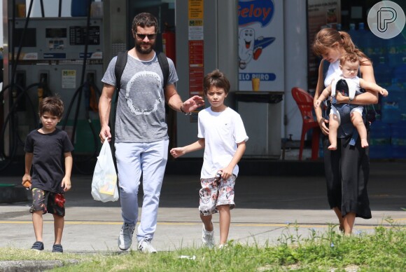 Sophie Charlotte passeou com o marido, Daniel de Oliveira, o fiho do casal, Otto, e os herdeiros dele, Raul e Moisés