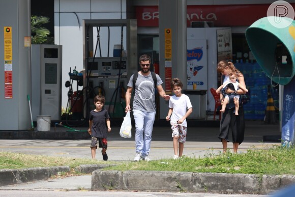 Sophie Charlotte passeou com o marido, Daniel de Oliveira, o fiho do casal, Otto, e os herdeiros dele, Raul e Moisés