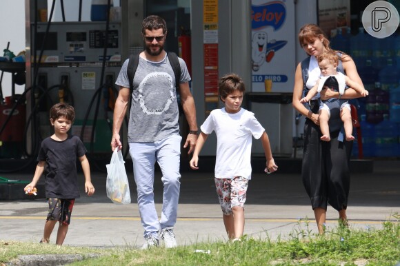 Sophie Charlotte passeou com o marido, Daniel de Oliveira, o fiho do casal, Otto, e os herdeiros dele, Raul e Moisés