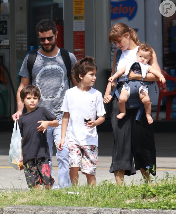 Sophie Charlotte passeou com o marido, Daniel de Oliveira, o fiho do casal, Otto, e os herdeiros dele, Raul e Moisés
