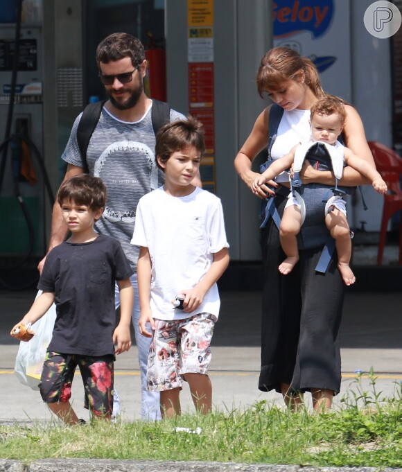 Sophie Charlotte passeou com o marido, Daniel de Oliveira, o fiho do casal, Otto, e os herdeiros dele, Raul e Moisés