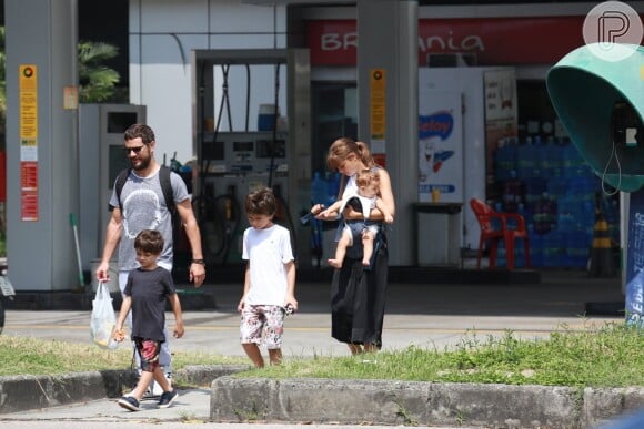 Sophie Charlotte passeou com o marido, Daniel de Oliveira, o fiho do casal, Otto, e os herdeiros dele, Raul e Moisés