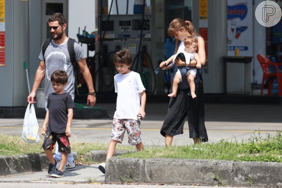 Sophie Charlotte passeou com o marido, Daniel de Oliveira, o fiho do casal, Otto, e os herdeiros dele, Raul e Moisés