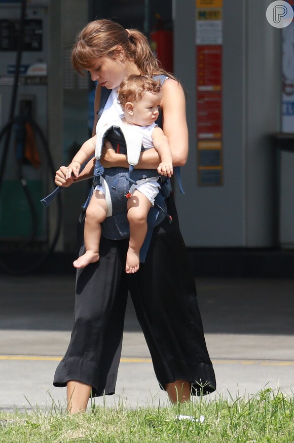 Sophie Charlotte exibiu novo visual em passeio com a família, neste domingo, 22 de janeiro de 2017