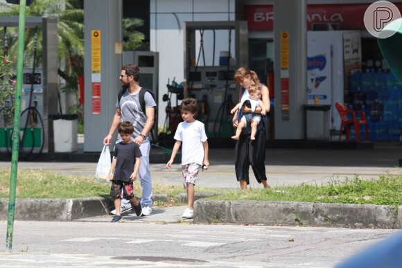 Sophie Charlotte passeou com o marido, Daniel de Oliveira, o fiho do casal, Otto, e os herdeiros dele, Raul e Moisés