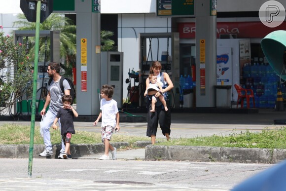 Sophie Charlotte passeou com o marido, Daniel de Oliveira, o fiho do casal, Otto, e os herdeiros dele, Raul e Moisés
