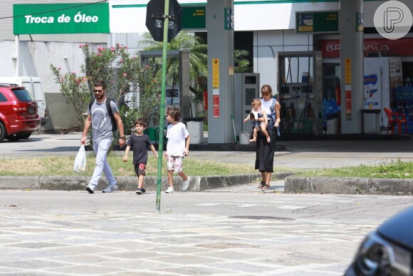 Sophie Charlotte passeou com o marido, Daniel de Oliveira, o fiho do casal, Otto, e os herdeiros dele, Raul e Moisés