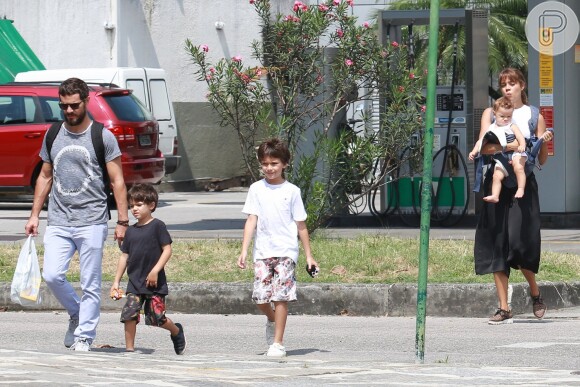 Sophie Charlotte passeou com o marido, Daniel de Oliveira, o fiho do casal, Otto, e os herdeiros dele, Raul e Moisés
