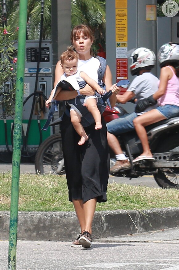 Sophie Charlotte exibiu novo visual em passeio com a família, neste domingo, 22 de janeiro de 2017