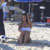 Mariana Rios exibe o corpo em forma de biquíni durante gravação de 'Além do Horizonte' na praia do Recreio dos Bandeirantes, Zona Oeste do Rio de Janeiro