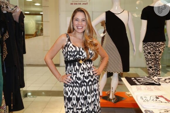 Grávida de 6 meses, Juliana Baroni prestigiou evento nesta quinta-feira em shopping no Rio de Janeiro