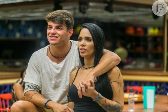 No 'Big Brother Brasil 17', Antonio se declara para Mayara: 'Uma química fora do normal'