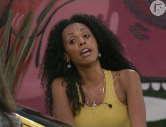 Aline Mattos 'BBB13' faz caras e bocas para falar