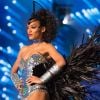 Raissa Santana exibe sua fantasia ao representar o Brasil nos desfiles preliminares do Miss Universo