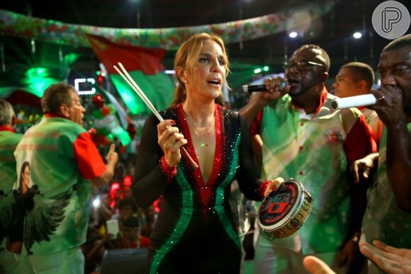 Em um dos ensaios da Grande Rio, Ivete Sangalo tocou tamborim e cantou o samba escolhido para representar o pavilhão no Carnaval 2017