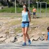 Patricia Poeta mantém a boa forma com exercícios na praia